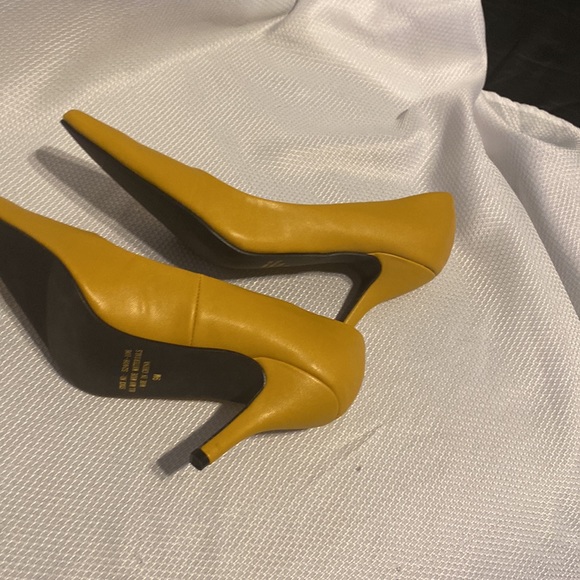 LUNNAH BELLA SIZE 9. Yellow pump  never worn - Picture 2 of 7